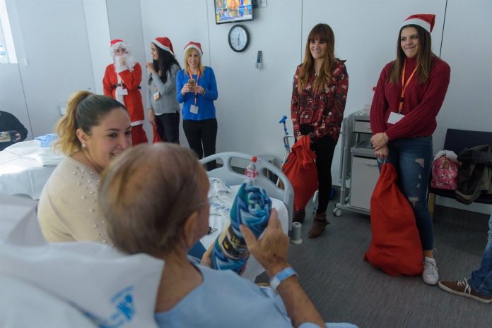 Rozalén hospital La cantante Rozalén repartiendo regalos de Navidad a personas mayores en un hospital