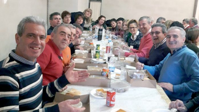 14_1-escarabajosa-cocido Un grupo de vecinos degusta el rico cocido organizado por la asociación San Benito. / LOURDES MATARRANZ
