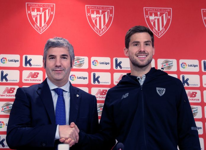 Iñigo Martínez Athletic Íñigo Martínez (derecha), junto con Josu Urrutia, presidente del Athletic.