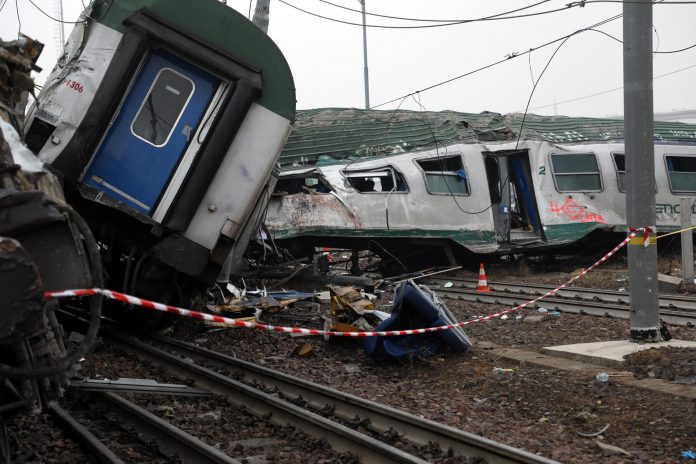 Tres muertos y decenas de heridos por el descarrilamiento de un tren en Milán Vista del tren que descarriló cerca de Milán, ayer, donde tres personas murieron y varias decenas resultaron heridas.