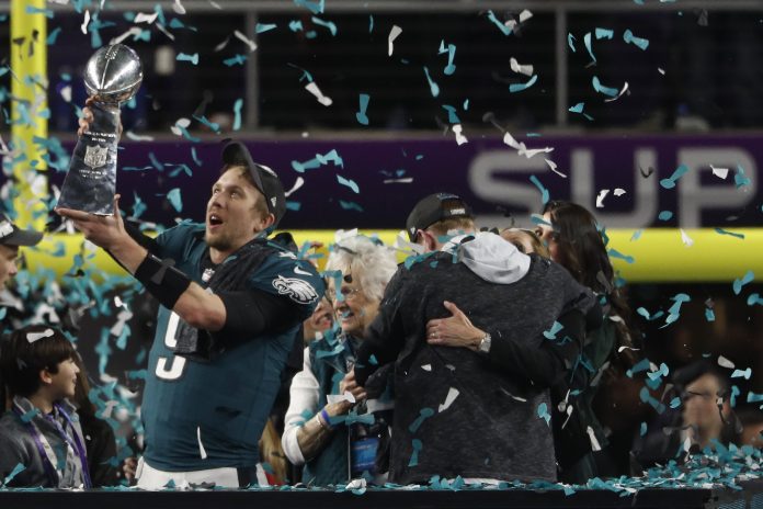 Super Bowl LII El ‘quarterback’ de los Filadelfia Eagles, Nick Foles, levanta el trofeo Vince Lombardi como ganadores de la LII Super Bowl.