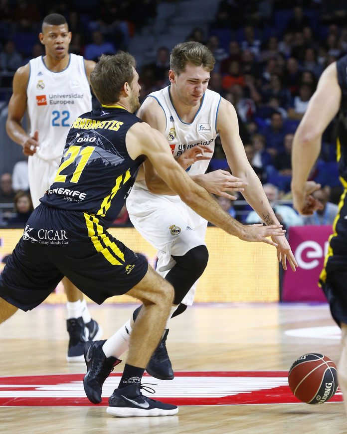 Real Madrid-Iberostar Tenerife Luka Doncic, que estuvo apagado, intenta superar a Tim Abromaitis.