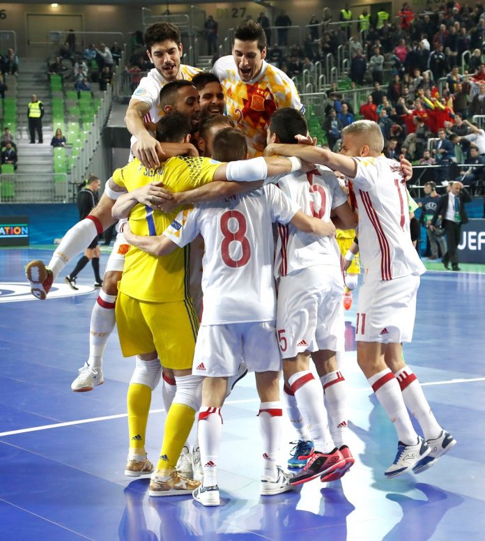 Kazajistán-España fútbol sala Los jugadores españoles celebran el pase a la final tras ganar a Kazajistán.