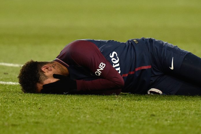 Neymar lesionado Neymar se retiró lesionado en el partido ante el Olympique de Marsella.