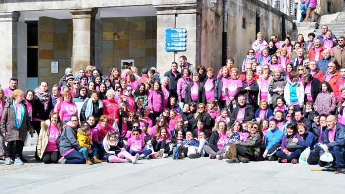 Foto de familia de los participantes ayer en la sexta edición de la Marcha Cofrade, en el Azoguejo. / kamarero