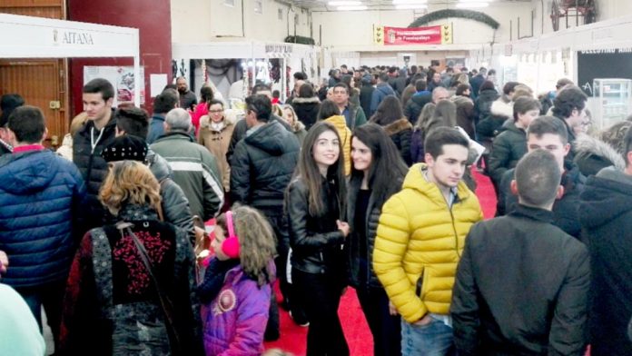 13-3fd-Fuentepelayo-Feria-de-El-Angel-domingo El centro de 'La Panera' , abarrotado de gente ayer por la tarde. /F.D.