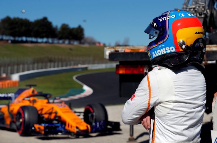 Alonso McLaren Fernando Alonso observa su McLaren aparcado fuera de la pista de Montmeló.