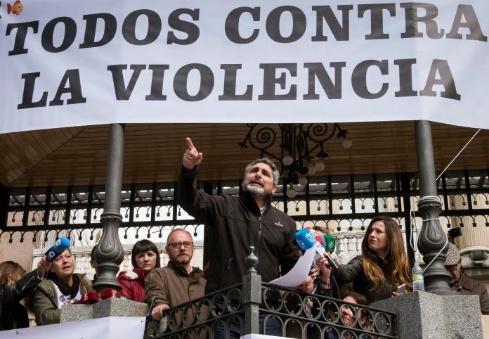 Concentración para exigir la no derogación de la prisión permanente revisable. Juan José Cortés, el padre de Mari Luz, ayer durante la concentración en Huelva para no derogar la prisión permanente.