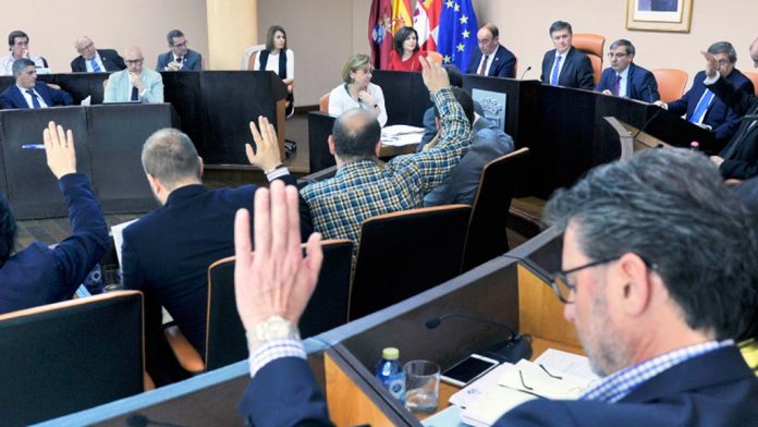 13-1kama_Diputacion-Pleno_KAM2258 Los diputados, durante la votación de uno de los puntos. / kamarero