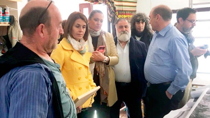 15-1-Cabañas-de-Polendos-Dias-Europeos-de-la-Artesania Diputados provinciales, durante su visita a la feria, junto al pregonero. / el adelantado