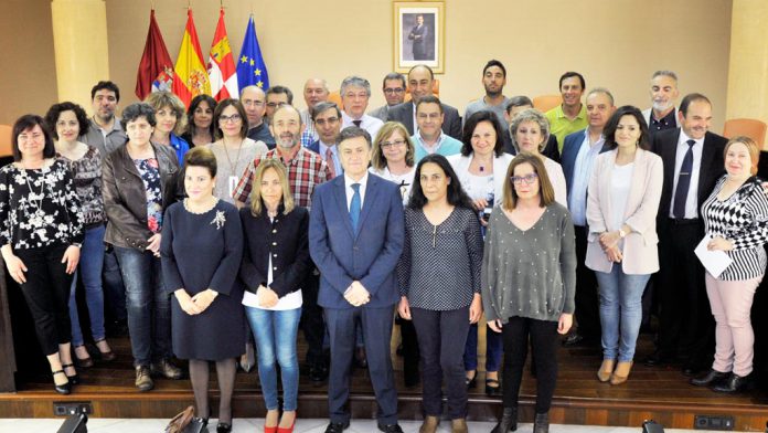 15-1kama_Diputacion-Entrega-Distinciones-Funcionarios_KAM8336 Trabajadores distinguidos, con el presidente de la Diputación en el centro. / kamarero