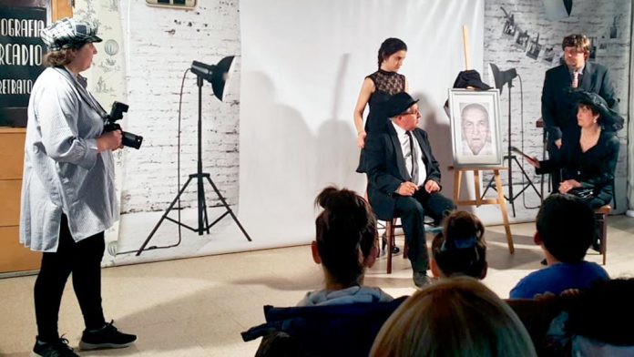 16-1-Fuentepelayo-Taller-Cultural-de-Teatro Un momento de la representación en el escenario de La Losa. / el adelantado