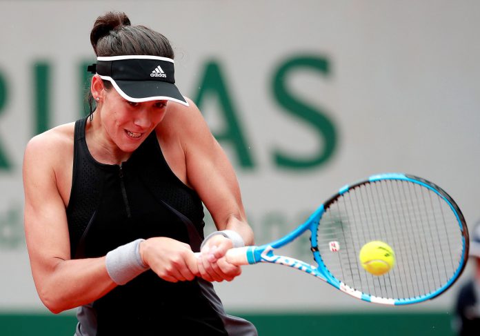 Garbiñe Muguruza vs Svetlana Kuznetsova Garbiñe Muguruza devuelve una bola a la rusa Svetlana Kuznetsova.