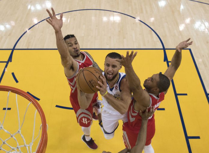 Houston Rockets at Golden State Warriors Curry entra a canasta durante un partido anterior de la final del Oeste.