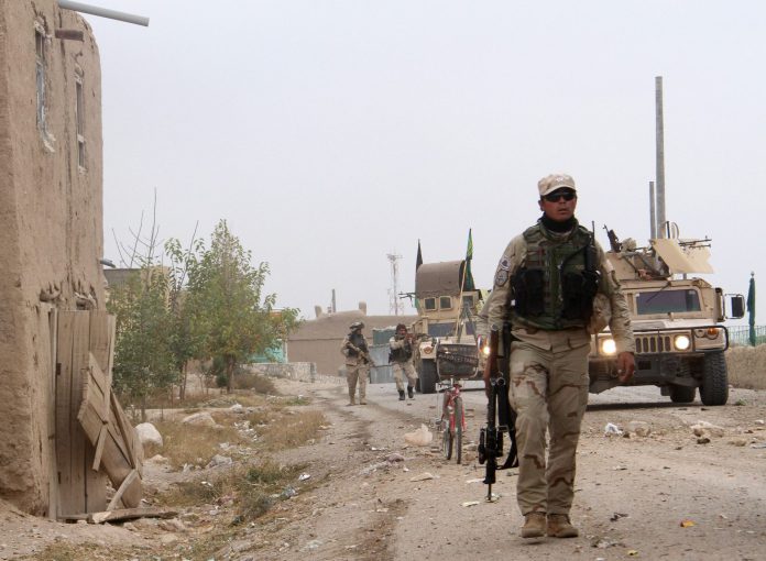 Varios complejos gubernamentales afganos han sido atacados por los talibÃ¡n .