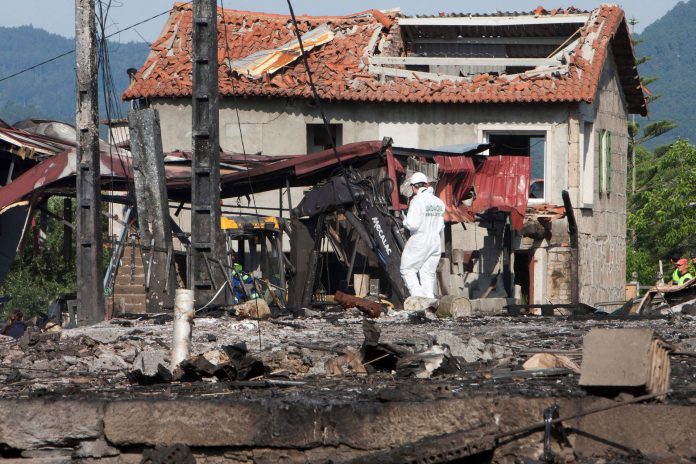 Equipos de desactivación de explosivos y desescombro siguen trabajando en una parroquia de Tui Equipos de desactivación de explosivos y desescombro trabajando en una parroquia de Tui.