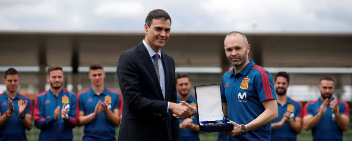 Pedro Sánchez Iniesta El recién nombrado presidente del Gobierno, Pedro Sánchez, entrega a Andrés Iniesta la Gran Cruz del Mérito Deportivo.