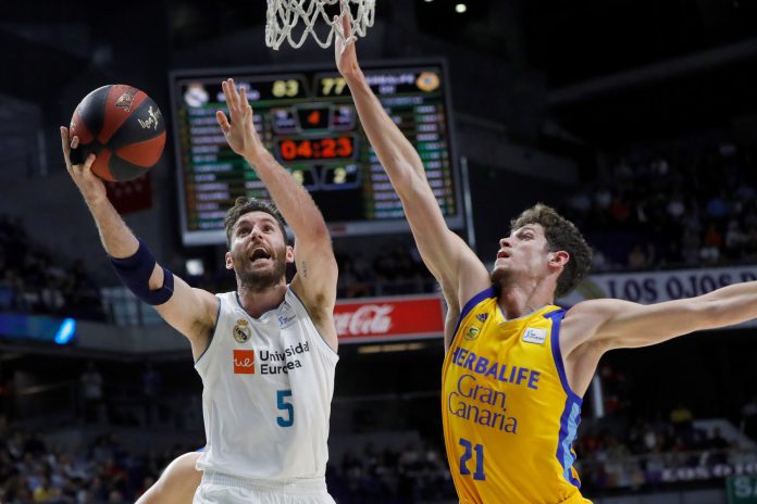 REAL MADRID - HERBALIFE GRAN CANARIA Rudy Fernández entra a canasta ante la defensa de Oriol Paulí durante el segundo partido de semifinales.