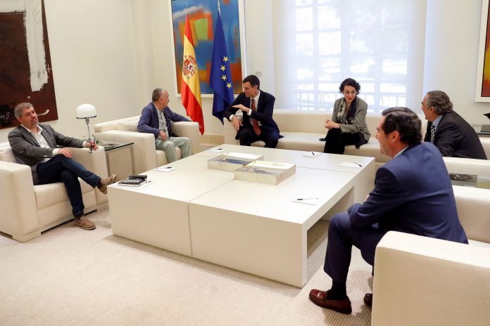Sánchez se reúne hoy por vez primera en Moncloa con los agentes sociales Pedro Sánchez (3i) junto a la ministra de Trabajo, los representantes de la patronal y los líderes de CCOO y UGT durante la reunión en Moncloa.