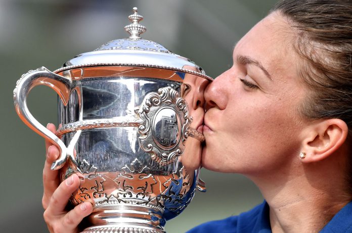 Simona Halep Simona Halep besa el trofeo de campeona de Roland Garros.