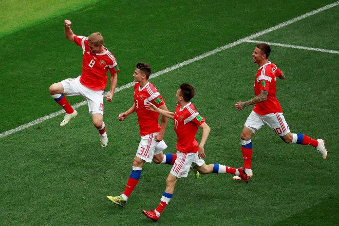 RUSIA VS. ARABIA SAUDÍ Gazinski celebra el primer gol de Rusia ante Arabia Saudí.