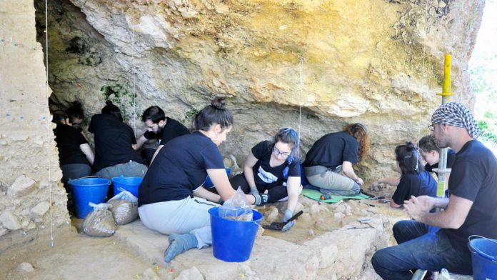 10-1kama_Yacimiento-Abrigo-Del-Molino-Visita-Junta_KAM9686 10-1kama_Yacimiento-Abrigo-Del-Molino-Visita-Junta_KAM9686