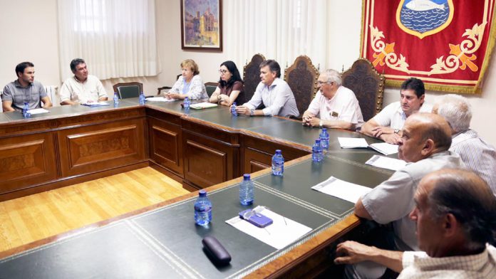 14-1-Alcaldes-Sierra-de-Ayllon-con-Paco-Vazquez Los alcaldes de los diez municipios que conforma el colectivo, con el presidente de la Diputación, en el salón de plenos de Riaza. / EL ADELANTADO
