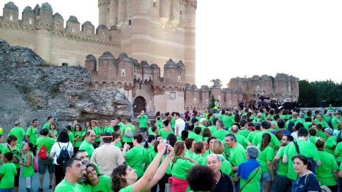14-1ner-Coca-Marcha-de-Luna-Llena Los marchadores, en torno al emblema de la villa, el Castilla de Coca. / nerea llorente