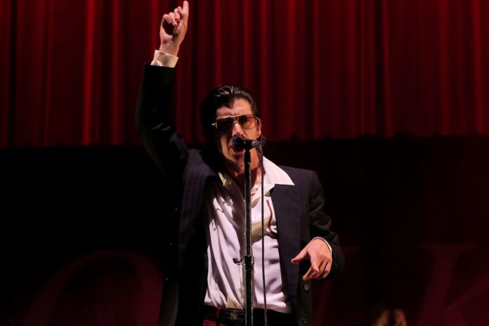 ACTUACIÓN DE ARCTIC MONKEYS El compositor y cantante de la banda británica Arctic Monkeys, Alex Turner, durante el concierto del festival Mad Cool en el parque de Valdebebas. / efe