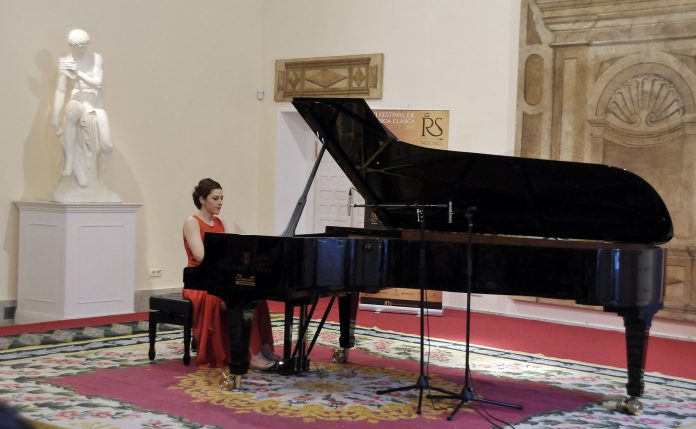 Dina La pianista Dina Nedéltcheva durante su actuación de ayer en la Casa de las Flores en el festival ‘Las Noches Mágicas de La Granja’.