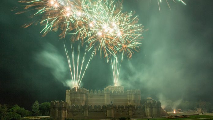 19_1_coca-nerea Espectaculares los fuegos artificiales sobre el Castillo de Coca. / nerea llorente