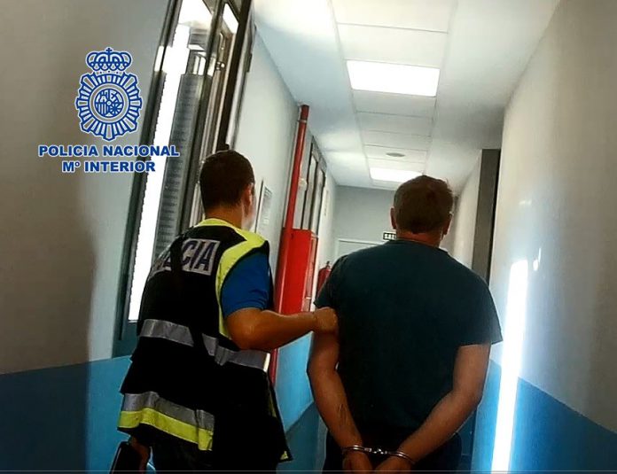 Abuso a menores El detenido intercambiaba el material pornográfico obtenido por otro similar a través de su teléfono móvil.