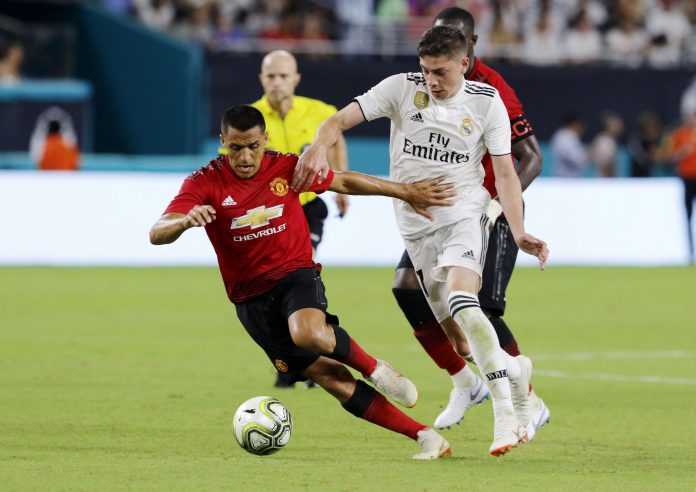 Manchester United - Real Madrid El madridista Federico Valverde intenta atajar al delantero del Manchester United Alexis Sánchez. / EFE