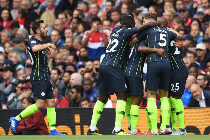 Arsenal FC vs Manchester City Los jugadores del Manchester City celebran el gol de Sterling que adelantaba a los de Guardiola ante el Arsenal, en el primer gran partido de esta Premier.