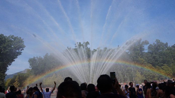 Arco iris Más de 15.000 personas acudieron a los Jardines del Palacio Real para jugar con el agua que brotaba de los Monumentos.