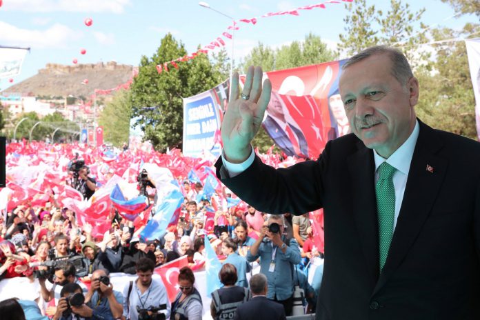 Erdogan pide a los turcos que cambien dólares para frenar la caída de la lira Erdogan reprocha también que EEUU no haya dado luz verde a la extradición del clérigo Fetulá Gulen.