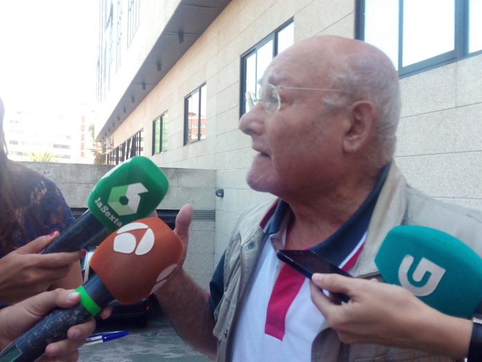 manuel charlín Manuel Charlín atiende a los medios a su salida del juzgado de Vigo.