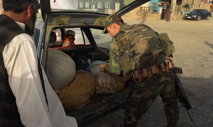 Taliban militants attack on the capital of Ghazni province Un soldado afgano realiza el registro de un vehículo en la autopista de Kabul.