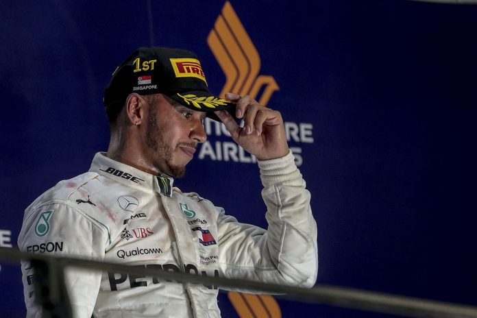 Singapore Formula One Grand Prix Lewis Hamilton celebra la victoria en el Gran Premio de Singapur.