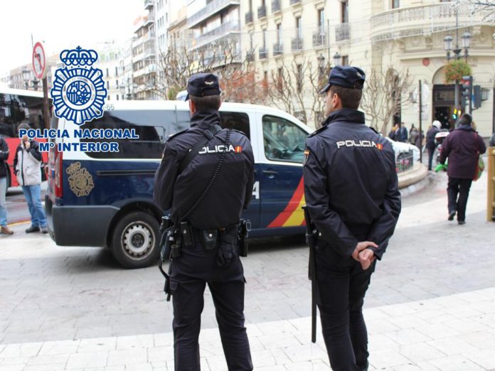 policia nacional La Policía Nacional de Santiafo de Compostela detuvo a la madre del bebé que se iba a dar en adopción.