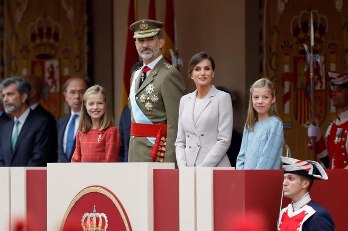 Actos conmemorativos del Día de la Fiesta Nacional Los Reyes de España, Felipe VI y Letizia, y sus hijas Leonor y Sofía observan con emoción el desfile militar en el Paseo de la Castellana en la capital de España.