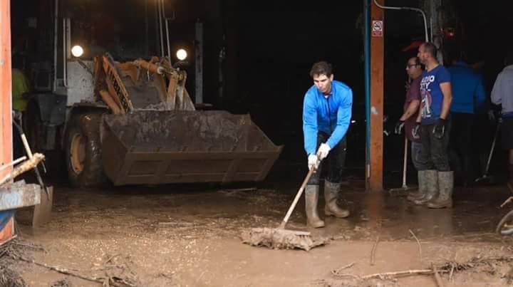 El tenista Rafael Nadal ayudando en las labores de limpieza tras las inundaciones en Mallorca
