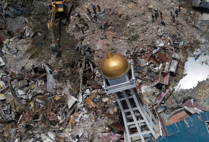 Ascienden a 1.424 los muertos por el seísmo y el tsunami en Indonesia Vista aérea que muestra a miembros del equipo de rescate mientras trabajan en el área devastada.