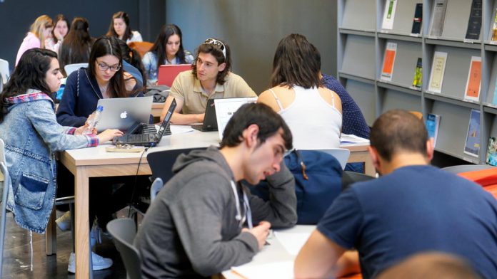 09-1kama_UVA-Estudiantes-Biblioteca_KAM1064 09-1kama_UVA-Estudiantes-Biblioteca_KAM1064