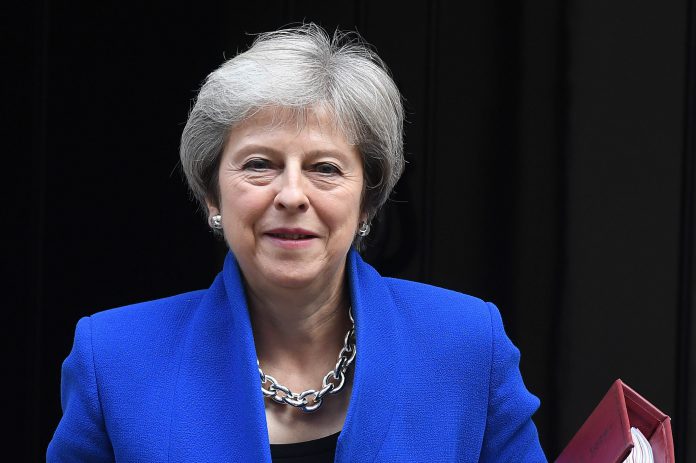 May reúne mañana a ministros para presentar La primera ministra británica, Theresa May, abandona al número 10 de Downing Street.