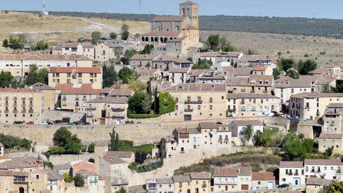 14-1kama_Sepulveda_KAM8405 La residencia de mayores de Sepúlveda acoge a personas de toda la comarca. / kamarero