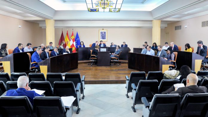 15-1kama_Diputacion-Pleno_KAM3724 La corporación provincial celebró ayer el último pleno del año 2018. / kamarero