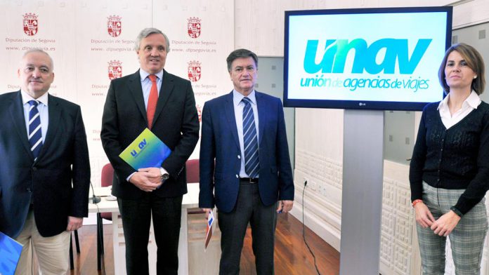 15-1kama_Diputacion-RP-Congreso-Nacional-Turismo-Agencias-Viajes_KAM0766 Responsables de UNAV, junto al presidente y la diputada de Prodestur, en la rueda de prensa. / KAMARERO
