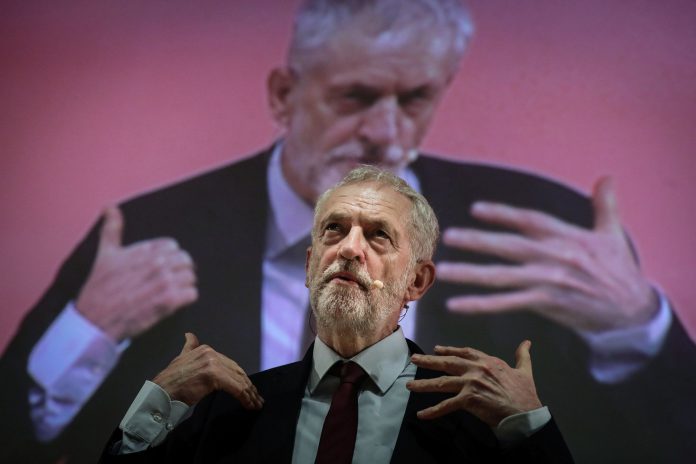 Corbyn planteará una moción de censura contra May por su gestión del El líder de la oposición británica, el laborista Jeremy Corbyn, en un acto de los socialdemócratas europeos en Lisboa.