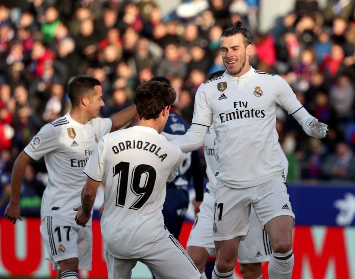 HUESCA VS REAL MADRID El futbolista del Real Madrid Gareth Bale celebra junto a Odriozola y Lucas Vázquez el tanto de la victoria.